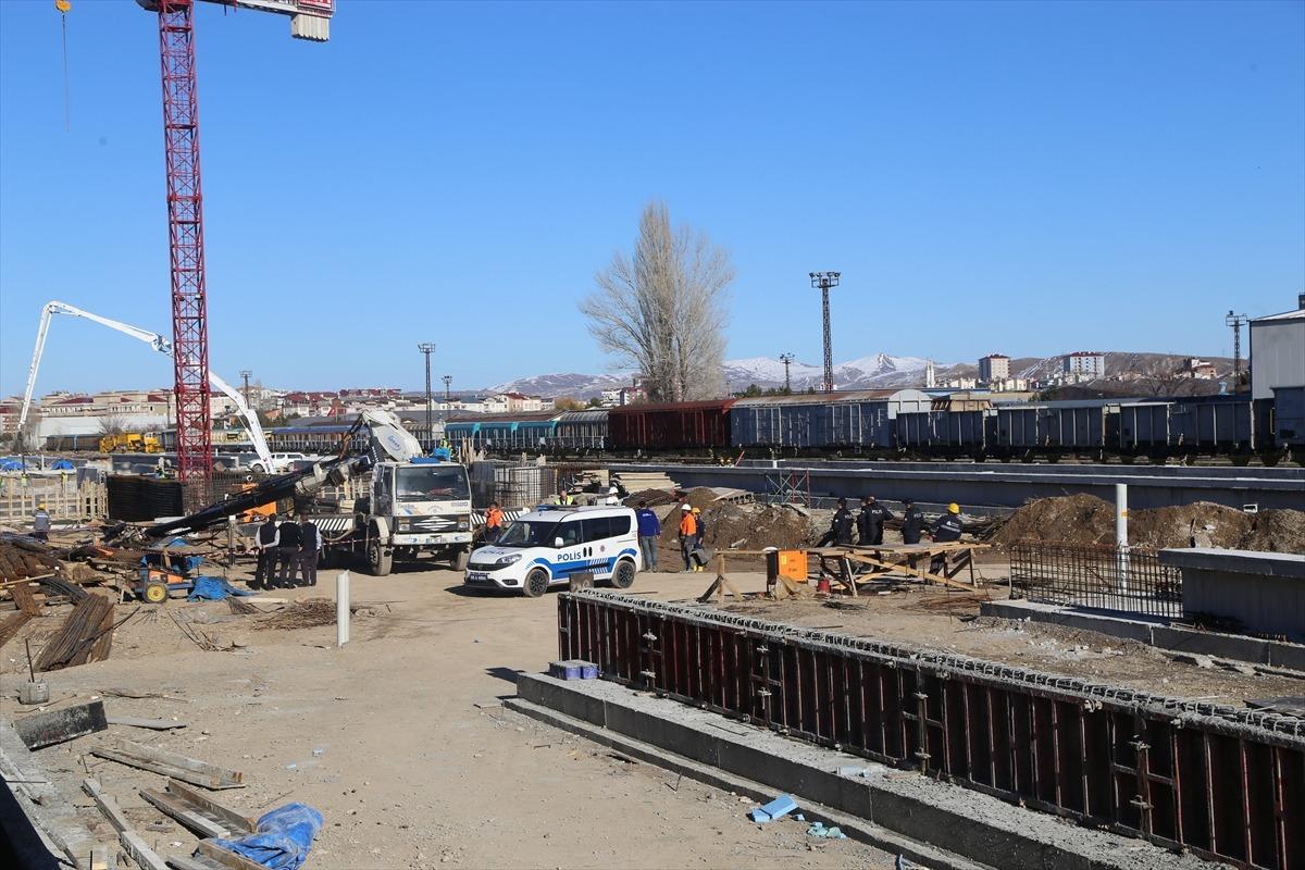 Sivas'ta devrilen vincin bomu altında kalan iş&ccedil;i ağır yaralandı