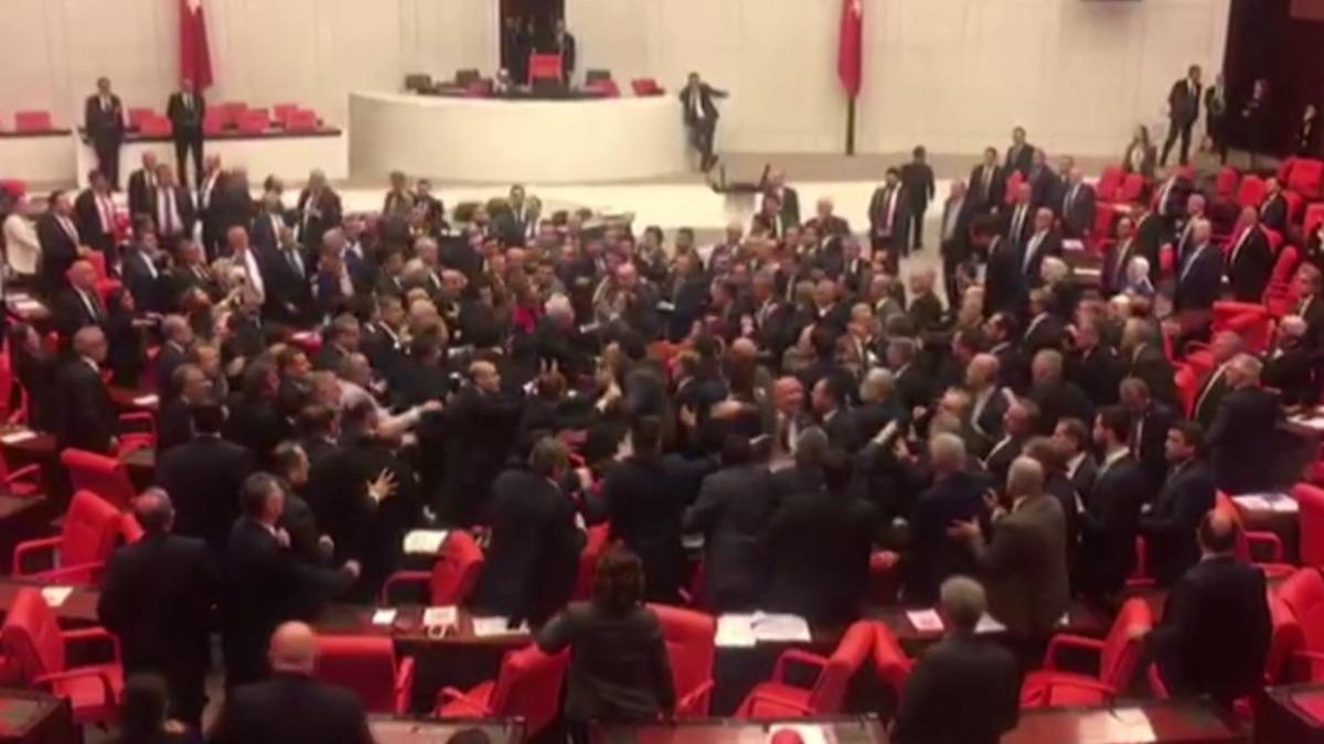 TBMM'de İdlib oturumunda kavga! AK Parti'li ve CHP'li vekiller birbirine girdi