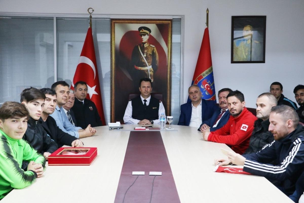 Altyapı oyuncularından İl Jandarma Komutanlığına moral ziyareti