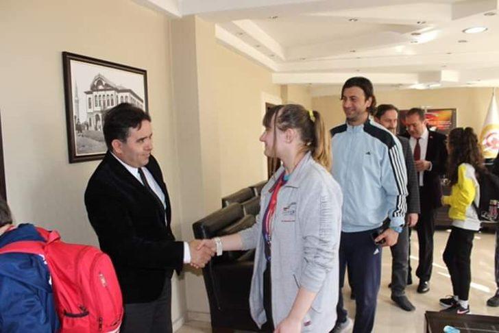 Şampiyonlardan Kaymakam Kaya’ya ziyaret G3