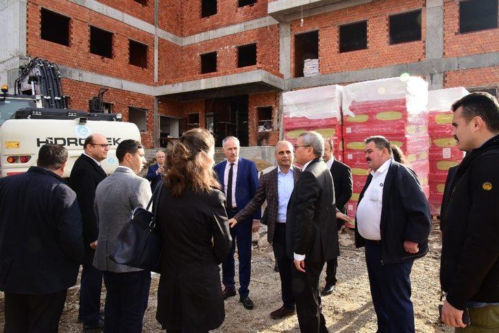 Vali Deniz, yapımı süren okullarda incelemelerde bulundu G1