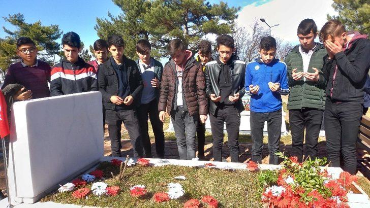 Lise öğrencilerinden İdlib şehitleri için Türk bayraklı yürüyüş G2