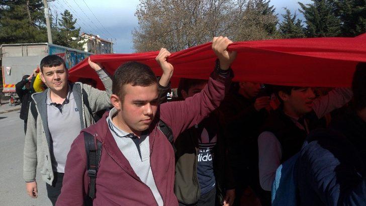 Lise öğrencilerinden İdlib şehitleri için Türk bayraklı yürüyüş G3
