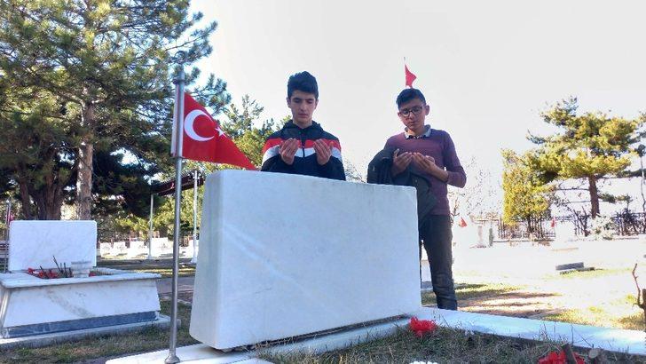 Lise öğrencilerinden İdlib şehitleri için Türk bayraklı yürüyüş G4