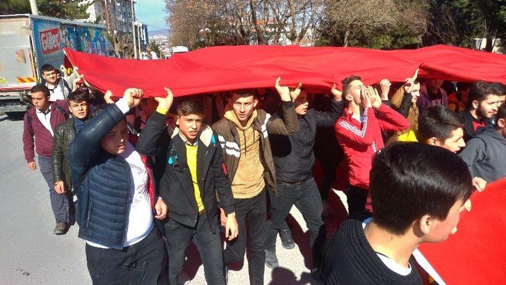 Lise öğrencilerinden İdlib şehitleri için Türk bayraklı yürüyüş G5