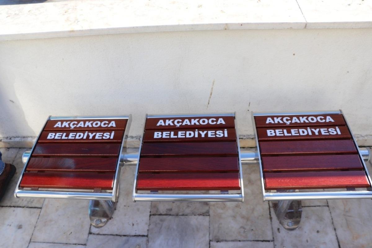 Ak&ccedil;akoca&rsquo;da oturma bankları yapımına başladı