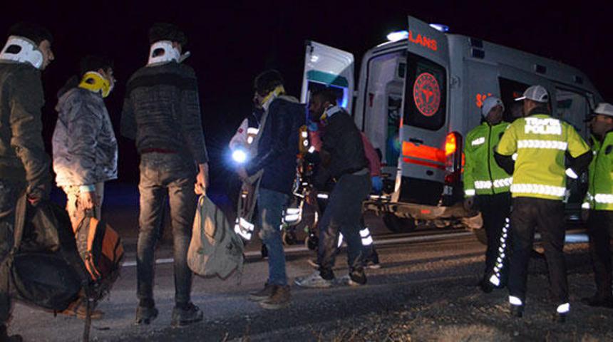 Konya'da sığınmacıları taşıyan minib&uuml;s devrildi: &Ccedil;ok sayıda yaralı var