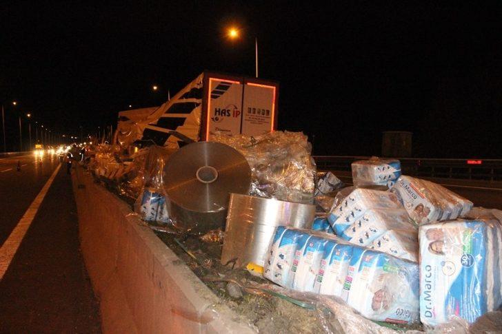 TEM Otoyolu'nda feci kaza! Lastiği patlayan TIR otoyolu savaş alanına çevirdi G1