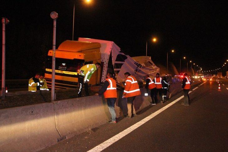 TEM Otoyolu'nda feci kaza! Lastiği patlayan TIR otoyolu savaş alanına çevirdi G2