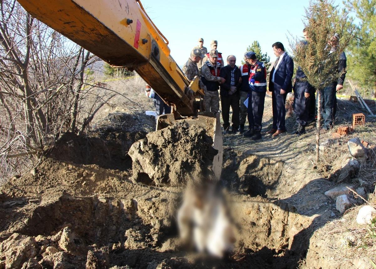 8 yıldır aranan Asım, babası tarafından baltayla &ouml;ld&uuml;r&uuml;l&uuml;p avluya g&ouml;m&uuml;lm&uuml;ş