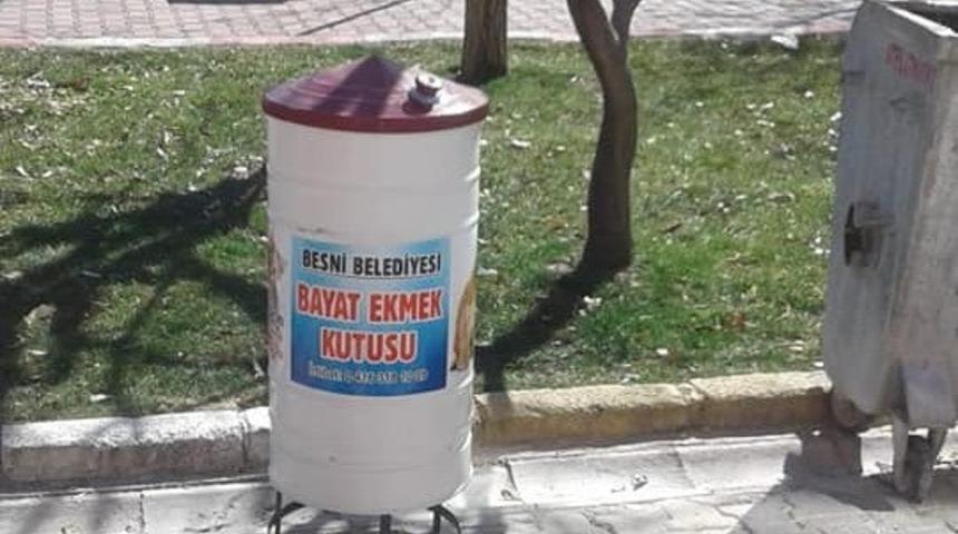 Besni Belediye bayat ekmekleri topluyor