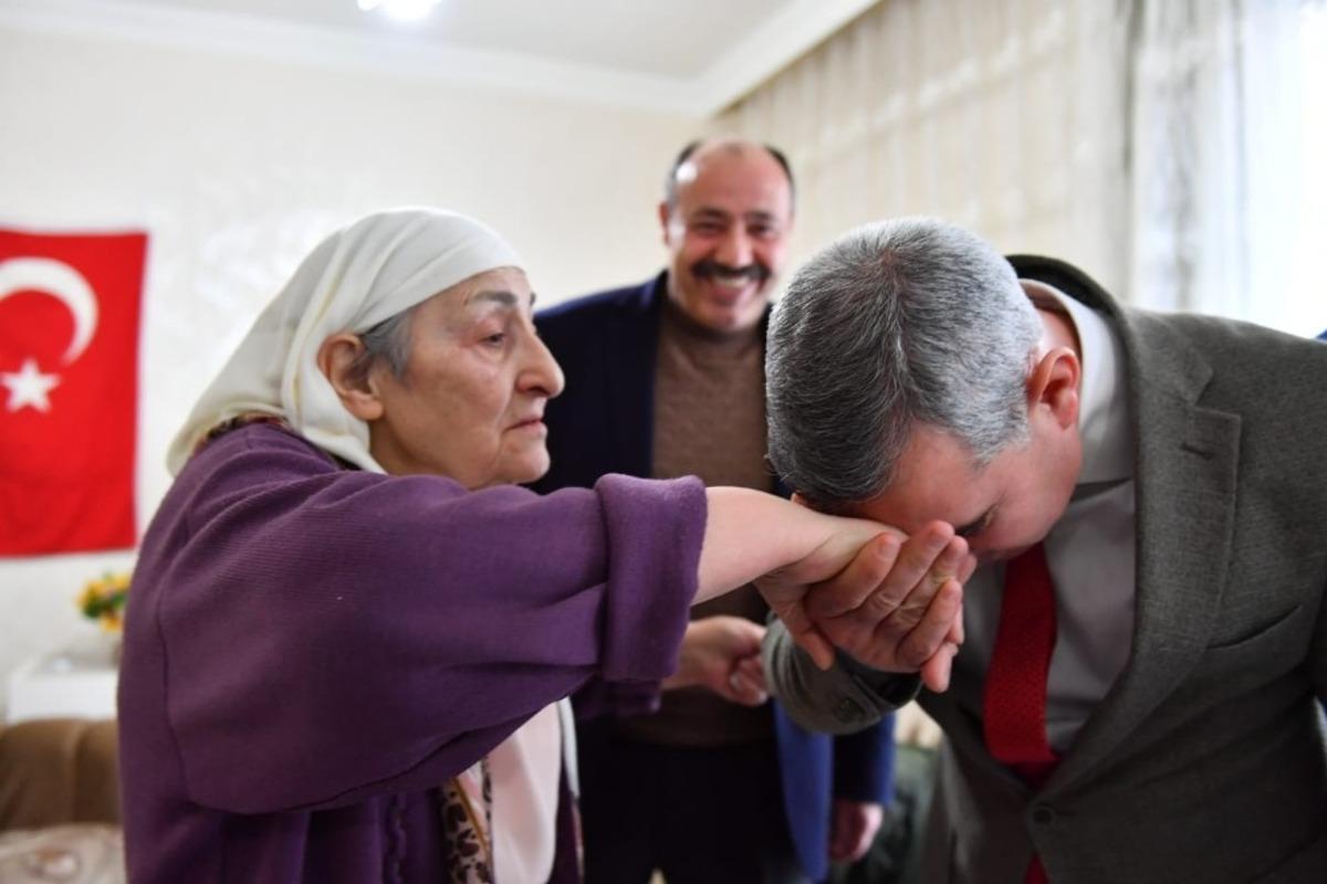 Sosyal medyanın ilgi odağı Fatma Teyze&rsquo;ye anlamlı ziyaret