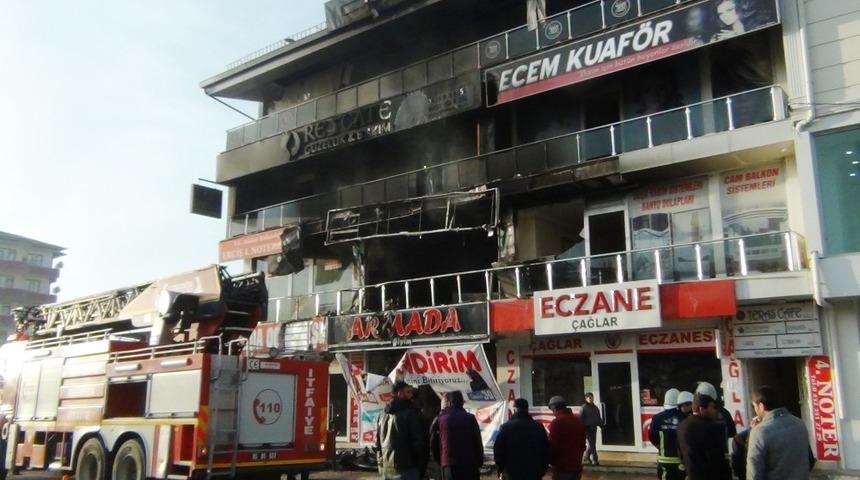 Erciş&rsquo;te yangın, 8 iş yeri hasar g&ouml;rd&uuml;