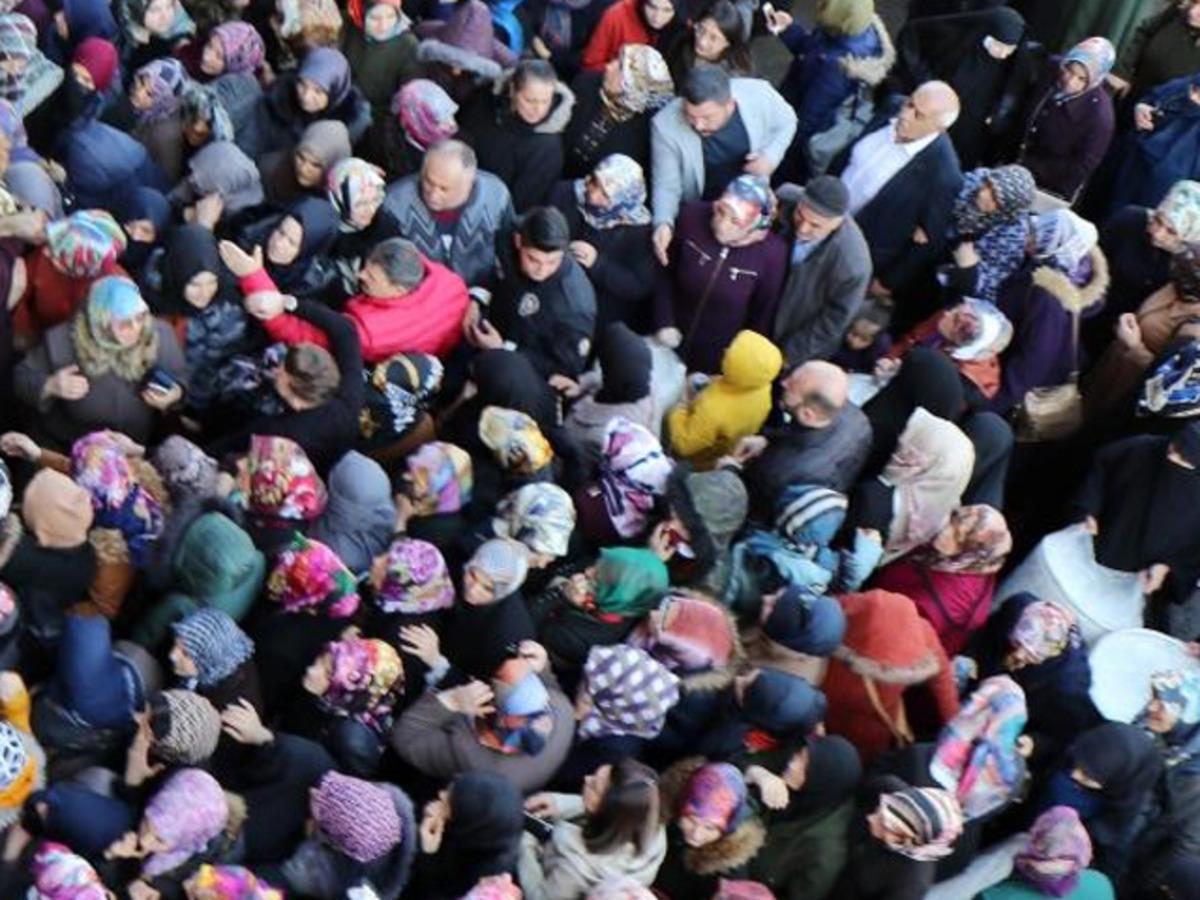 Erzurum'da z&uuml;ccaciye d&uuml;kkanı a&ccedil;ılışında 'indirim' izdihamı