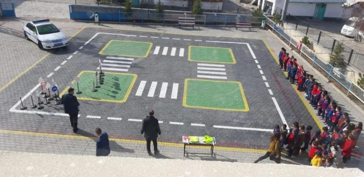 Okul bah&ccedil;esine trafik eğitim parkuru