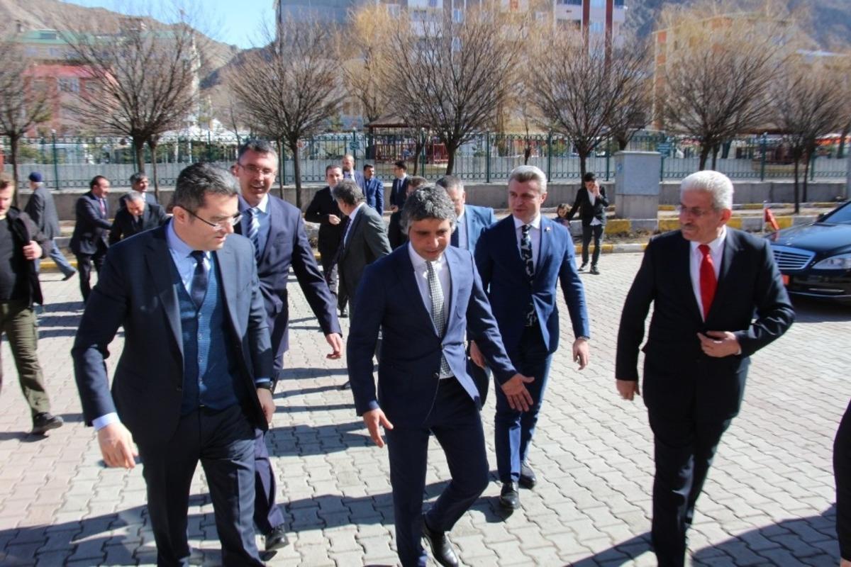 Vali Memiş, muhtarlarla bir araya geldi: &ldquo;Oltu bizim g&ouml;zbebeğimiz&rdquo;