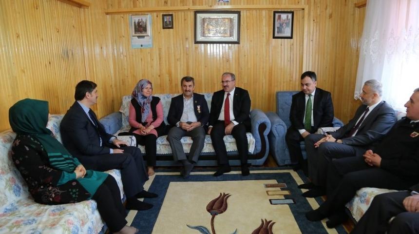 Vali Toraman, Uzman Onbaşı H&uuml;seyin &Uuml;mit&rsquo;i ziyaret etti