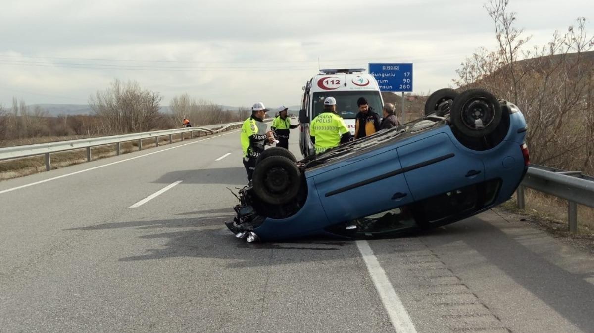 Bariyerlere &ccedil;arpan otomobil takla attı: 1 yaralı