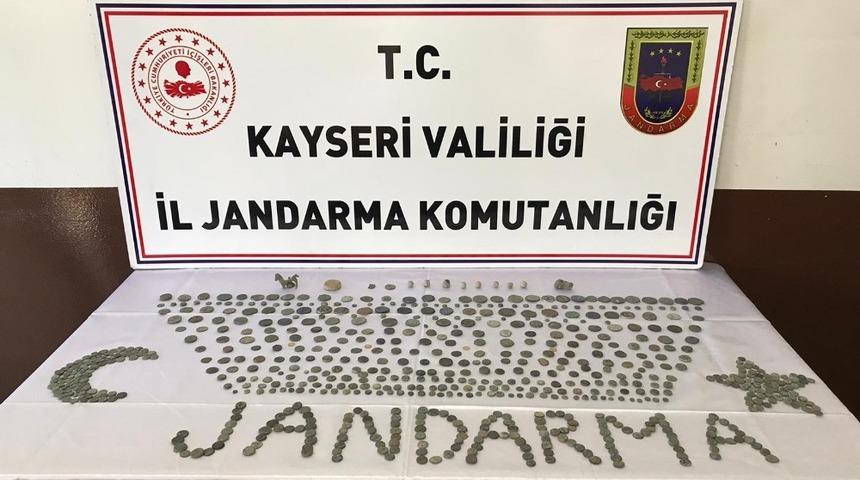 Jandarmanın arama yaptığı evde 711 adet tarihi eser ele ge&ccedil;irildi