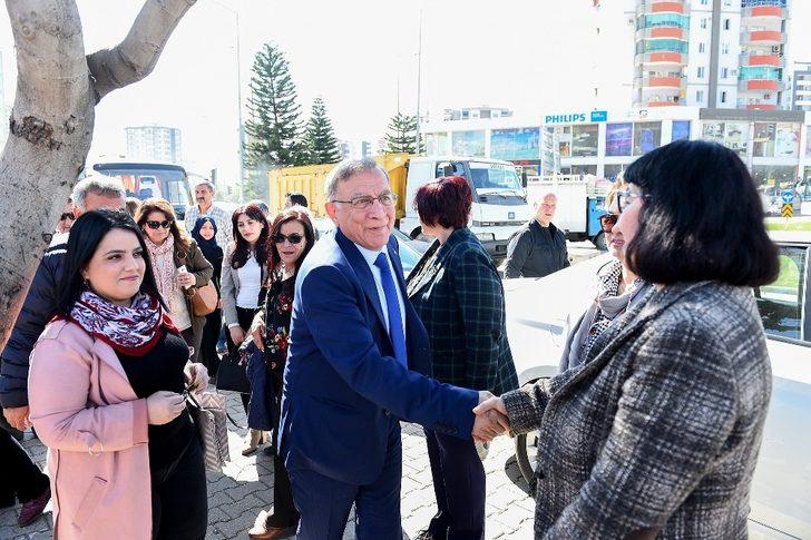 Başkan Akay ve kadınlar fidan dikti G1