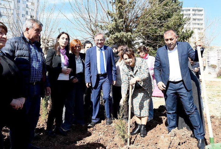 Başkan Akay ve kadınlar fidan dikti G2