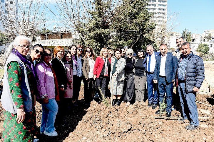 Başkan Akay ve kadınlar fidan dikti G3