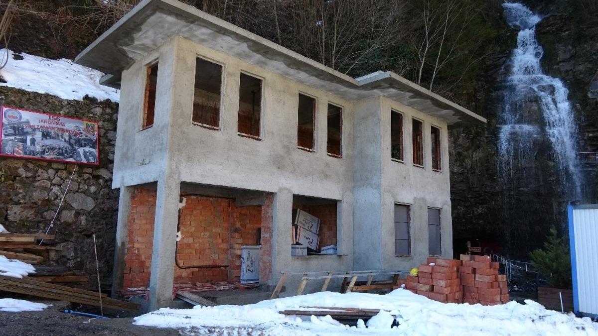D&uuml;nyanın en uzun ikinci mağarasının &ouml;n&uuml;ndeki iki katlı beton yapı tepkilere yol a&ccedil;tı