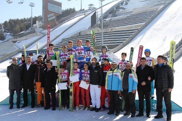 Gökyüzü kartalları okulları için uçtu G1