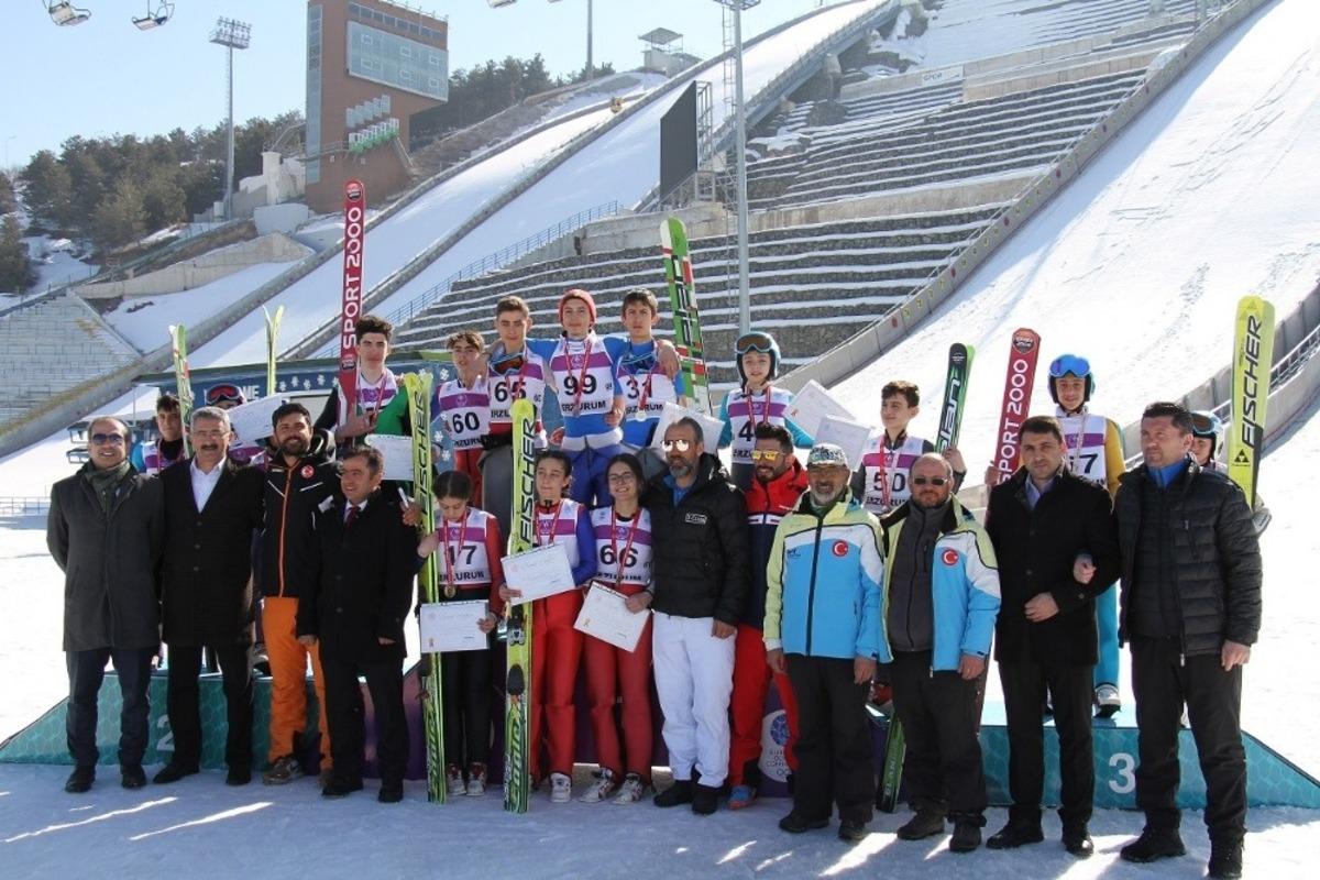 G&ouml;ky&uuml;z&uuml; kartalları okulları i&ccedil;in u&ccedil;tu