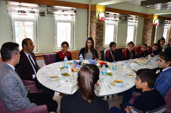 Kaymakam Solmaz öğrencilerle bir araya geldi G2