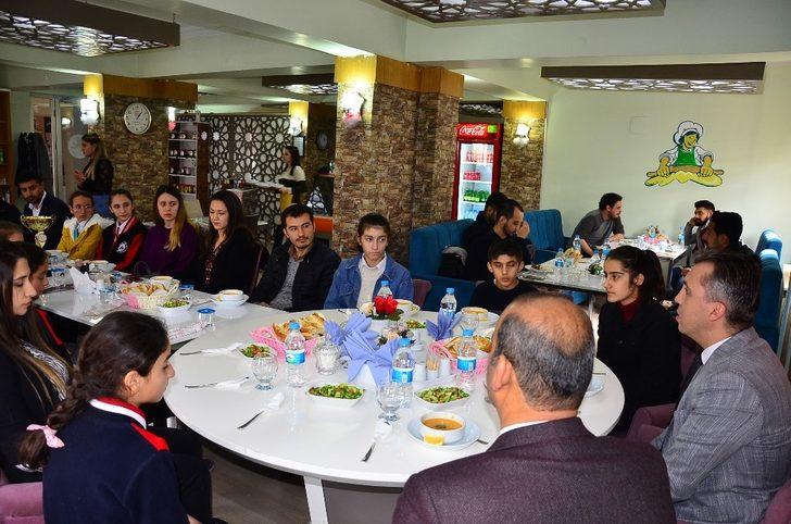 Kaymakam Solmaz öğrencilerle bir araya geldi G3