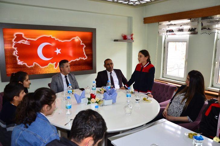 Kaymakam Solmaz öğrencilerle bir araya geldi G4