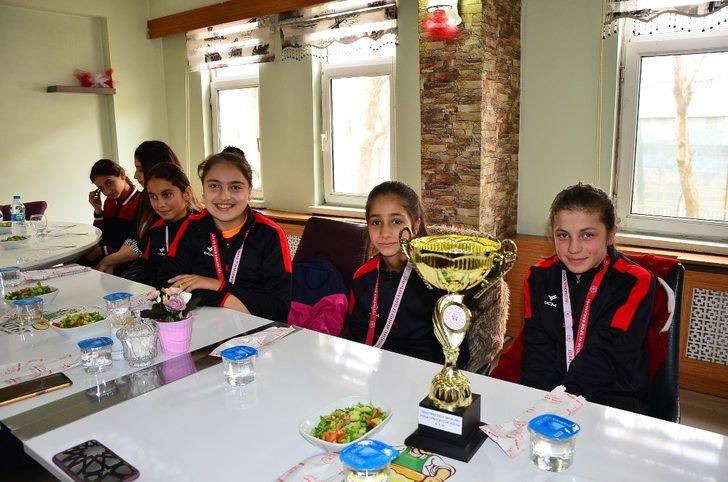 Kaymakam Solmaz öğrencilerle bir araya geldi G5