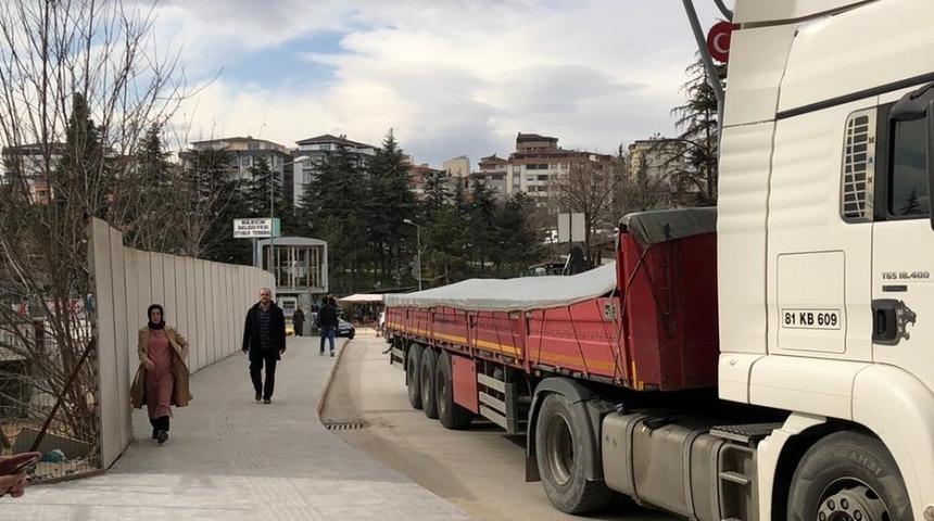 Bilecik&rsquo;te tırlar yanlış istikamete y&ouml;nlendirince s&uuml;r&uuml;c&uuml;ler zor anlar yaşadı