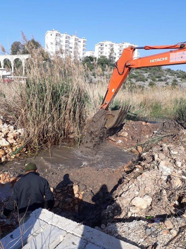 Silifke&rsquo;de yol genişletme &ccedil;alışmaları s&uuml;r&uuml;yor 1