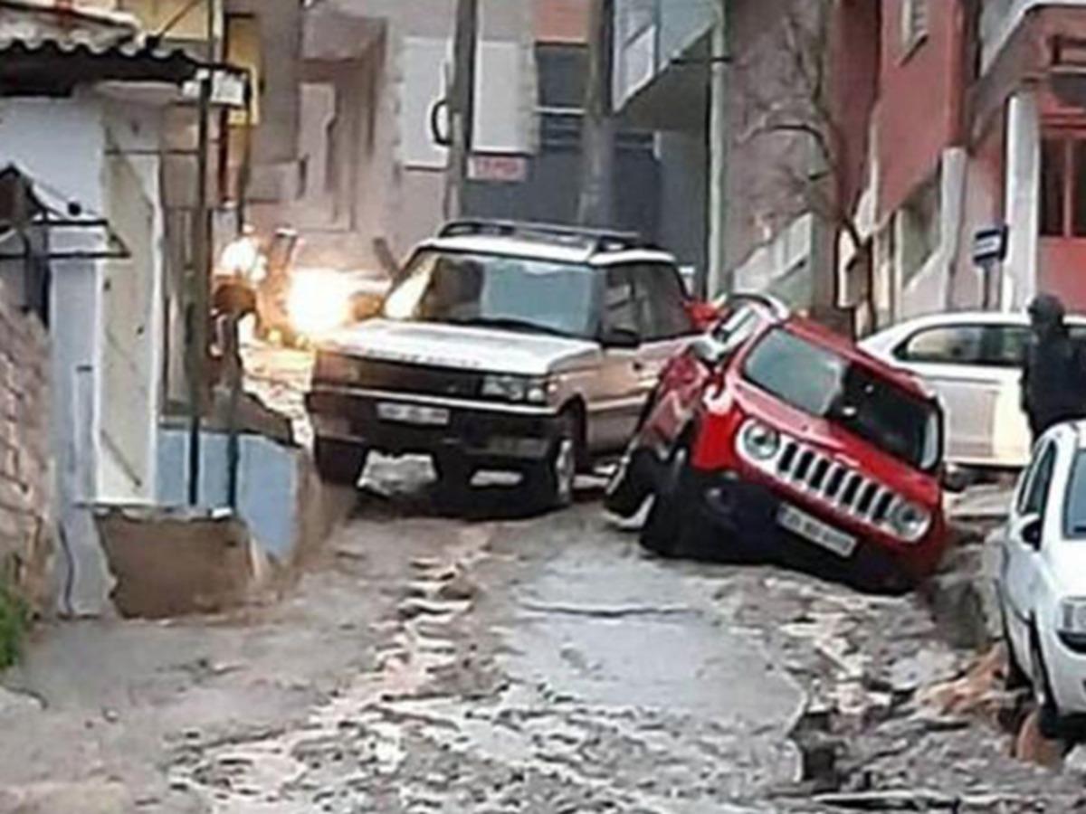 İzmir'de şiddetli yağış! Ara&ccedil;lar &ccedil;ukura d&uuml;şt&uuml;
