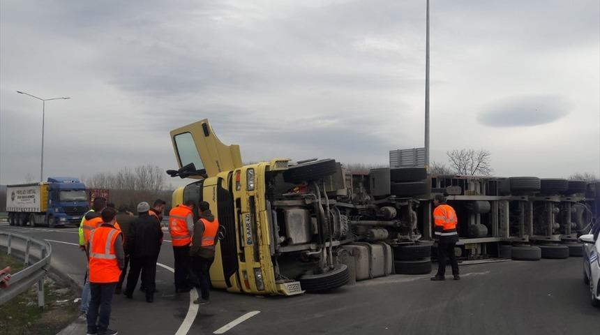 D&uuml;zce'de devrilen tır otoyolda ulaşımı aksattı