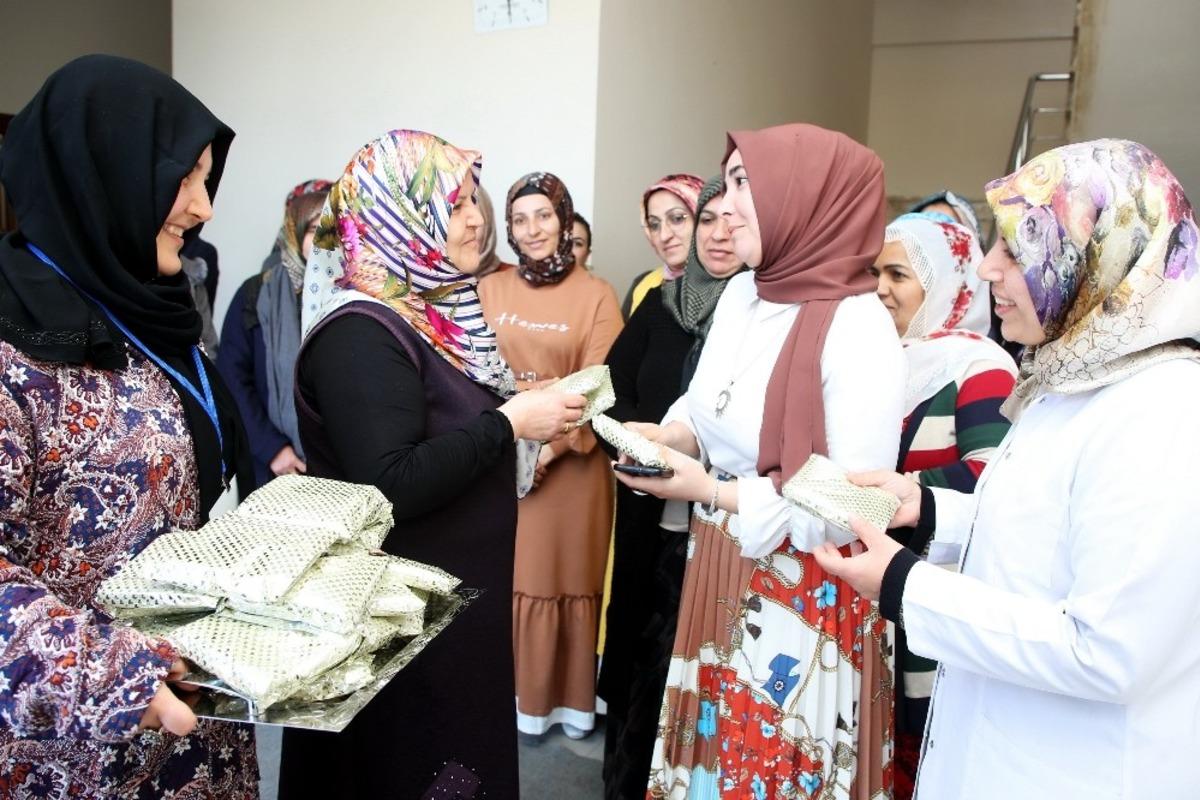 Kursiyer kadınlara &rsquo;8 Mart D&uuml;nya Kadınlar G&uuml;n&uuml;&rsquo; s&uuml;rprizi