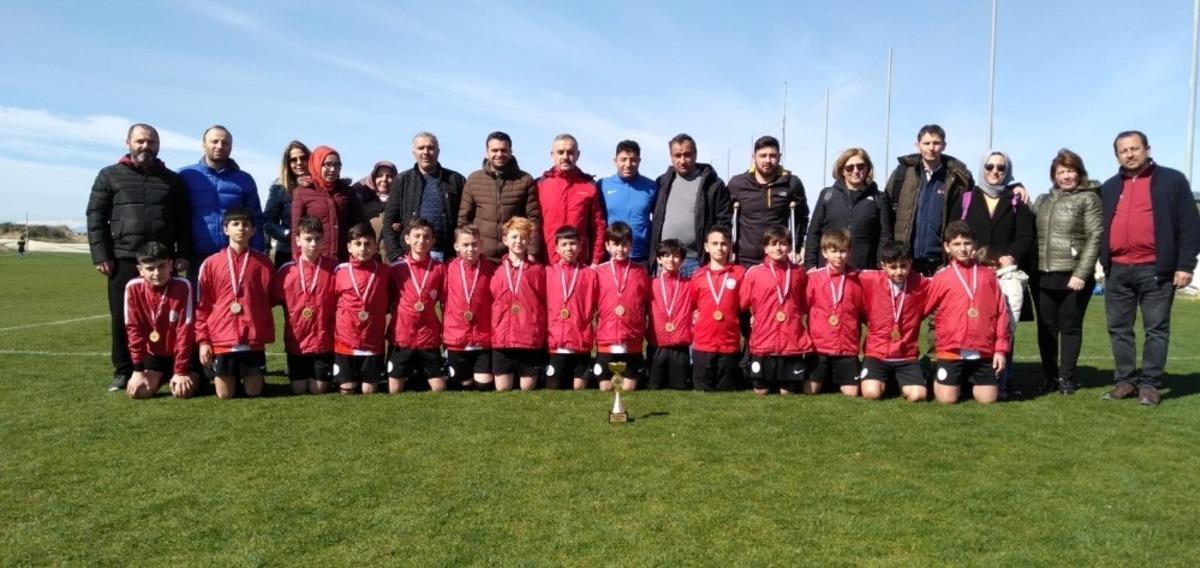 Kupalarını Mehmet&ccedil;iğe armağan ettiler