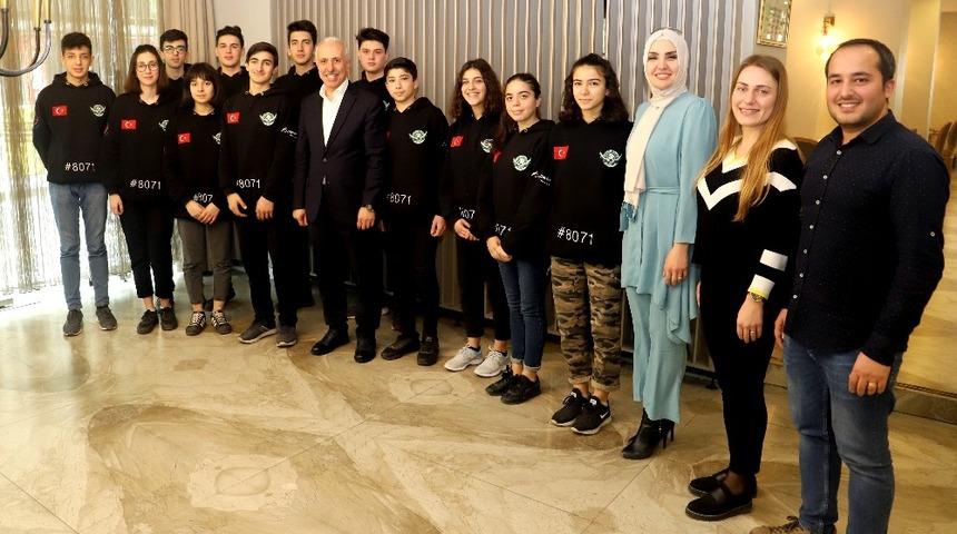 Robot Takımına Amerika seyahati &ouml;ncesi moral yemeği