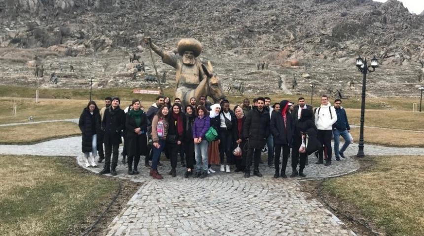 Y&uuml;z Y&uuml;ze K&uuml;lt&uuml;rel Etkileşim dersi Anadolu &Uuml;niversitesi&rsquo;nde k&uuml;lt&uuml;rleri kaynaştırıyor