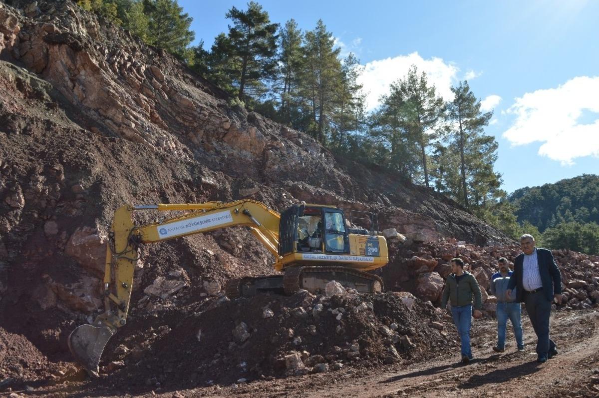 B&uuml;y&uuml;kalan-Derek&ouml;y grup yolunda heyelan &ccedil;alışması