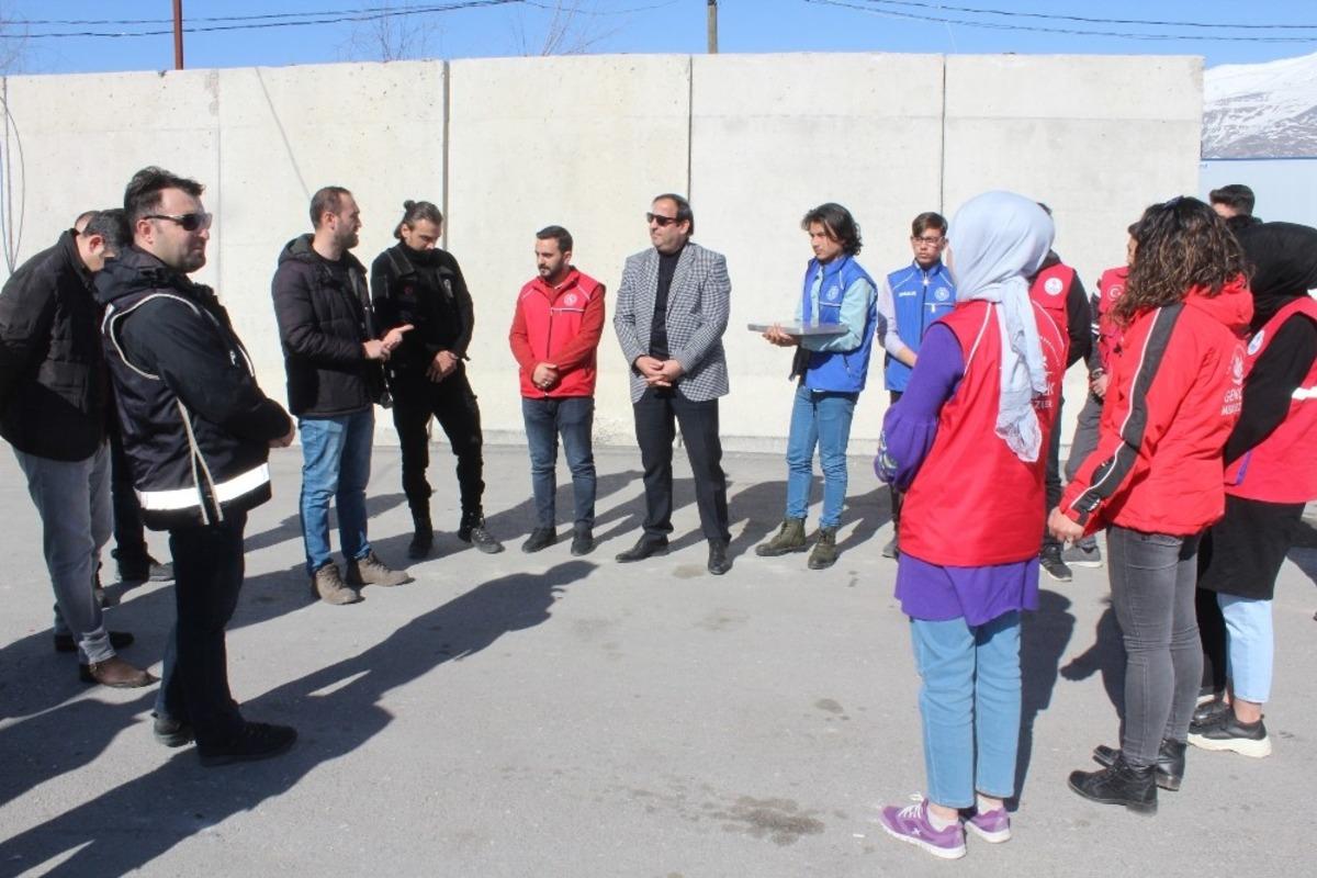 Gen&ccedil;lerden emniyet g&uuml;&ccedil;lerine anlamlı ziyaret