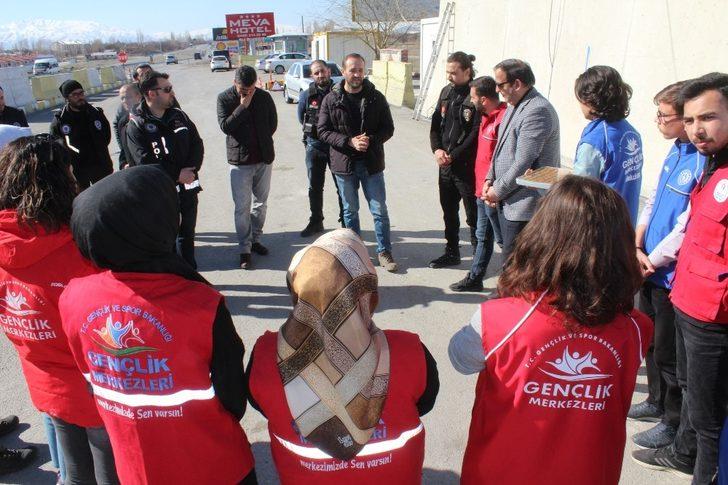 Gençlerden emniyet güçlerine anlamlı ziyaret G2