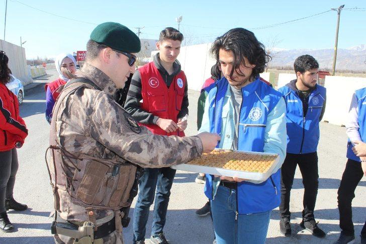 Gençlerden emniyet güçlerine anlamlı ziyaret G4