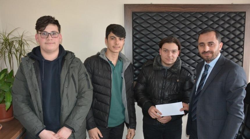 Harçlıklarını kardeşlerine gönderdiler