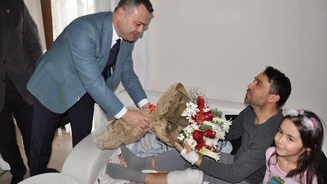 Kaymakam Otcu, yaralı yüzbaşıyı ziyaret etti