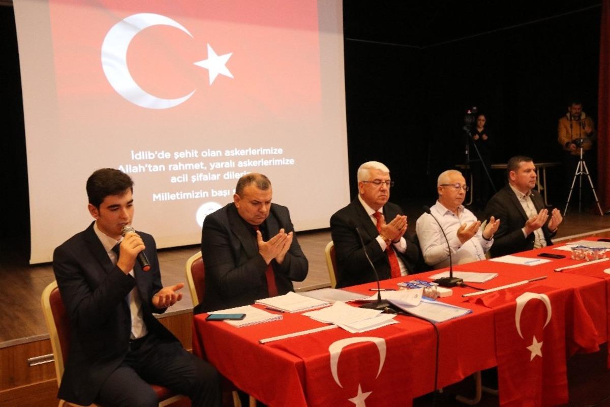 Ergene Belediye Meclisi&rsquo;nden şehitlere dua, Atat&uuml;rk anıtına karanfil