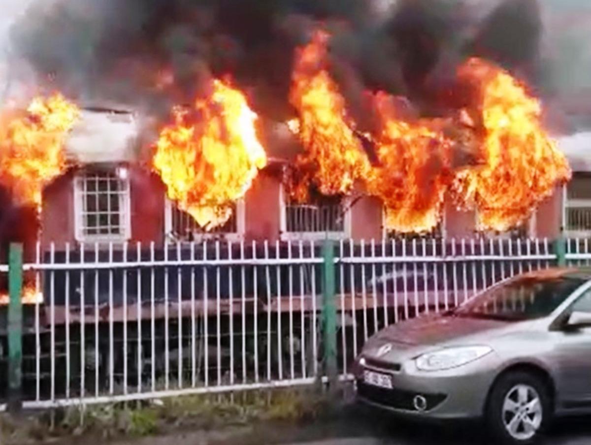 Manisa Tren Garı'nda yangın paniği! &Ccedil;ok sayıda ekip sevk edildi