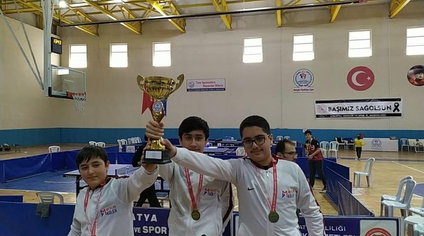 Masa tenisinde şampiyon olan &ouml;ğrencilerin hedefi b&uuml;y&uuml;k